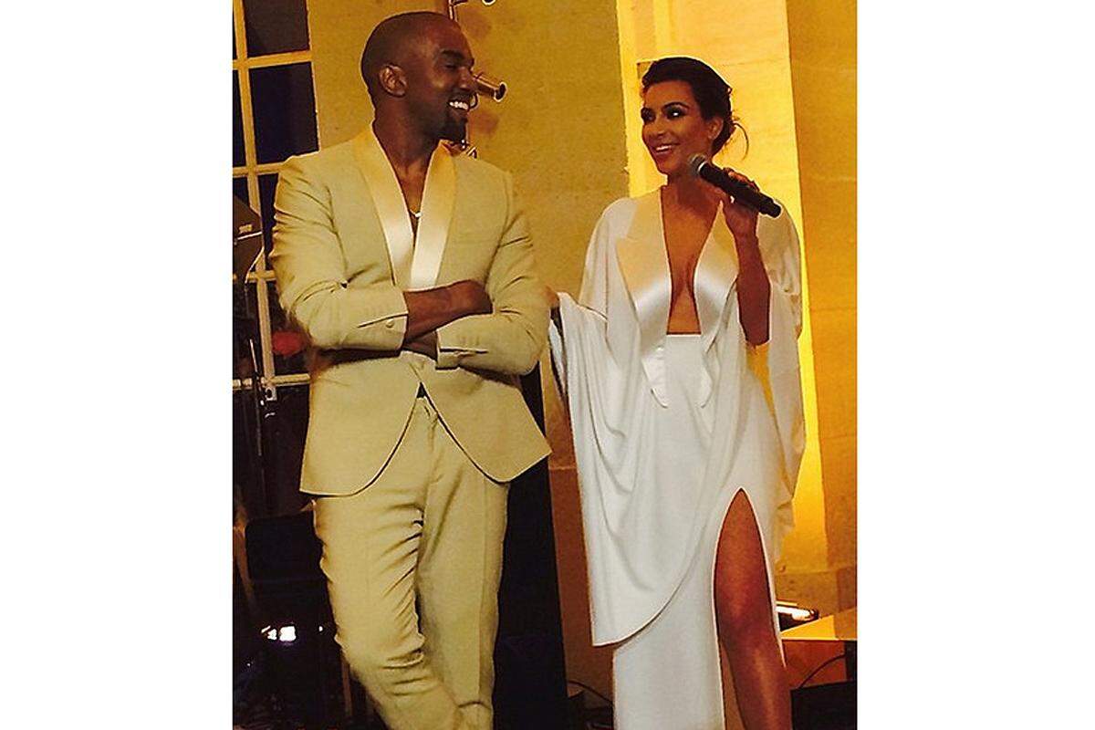 Die Rede des Hochzeitspaares im Schloss Versailles. Die Braut ließ tief blicken. Kardashian trug einen weißen Rock und ein fast bis zum Bauchnabel ausgeschnittenes weißes Oberteil, Kanye feierte im cremefarbenen Anzug.