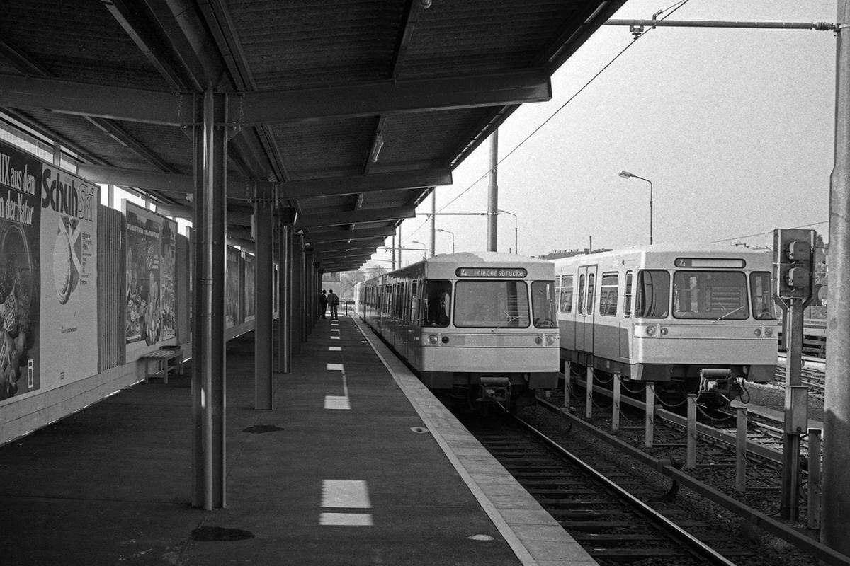In der gesamten ersten Ausbaustufe wurden zwischen 1969 und 1982 folgende Teilstrecken errichtet: - U1: Reumannplatz – Kagran (10 km, 14 Stationen- U2: Karlsplatz – Schottenring (3,5 km, sieben Stationen)- U4: Hütteldorf – Heiligenstadt (16,3 km, 19 Station) Bild: Probebetrieb auf der U4 im Jahr 1976
