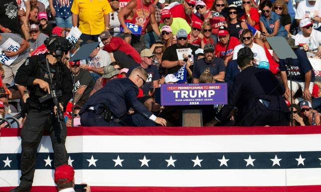 Der ehemalige US-Präsident Donald Trump ging hinter dem Rednerpult in Deckung nachdem bei einer Wahlkampfveranstaltung Schüsse fallen.