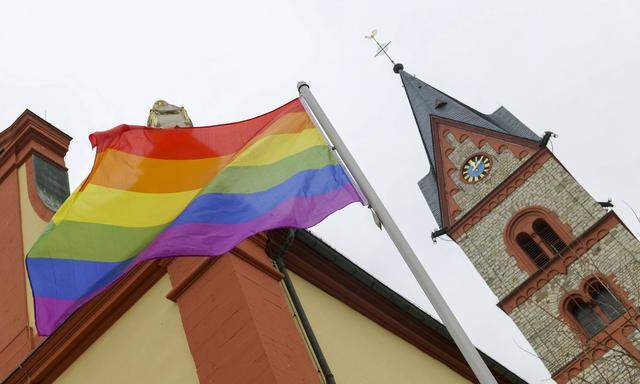 Auch an der rheinhessischen Katholischen Kirche St. Georg in Nieder-Olm wurde die Regenbogenfahne als Zeichen für Toleranz und Akzeptanz verschiedener Lebensformen gehisst.