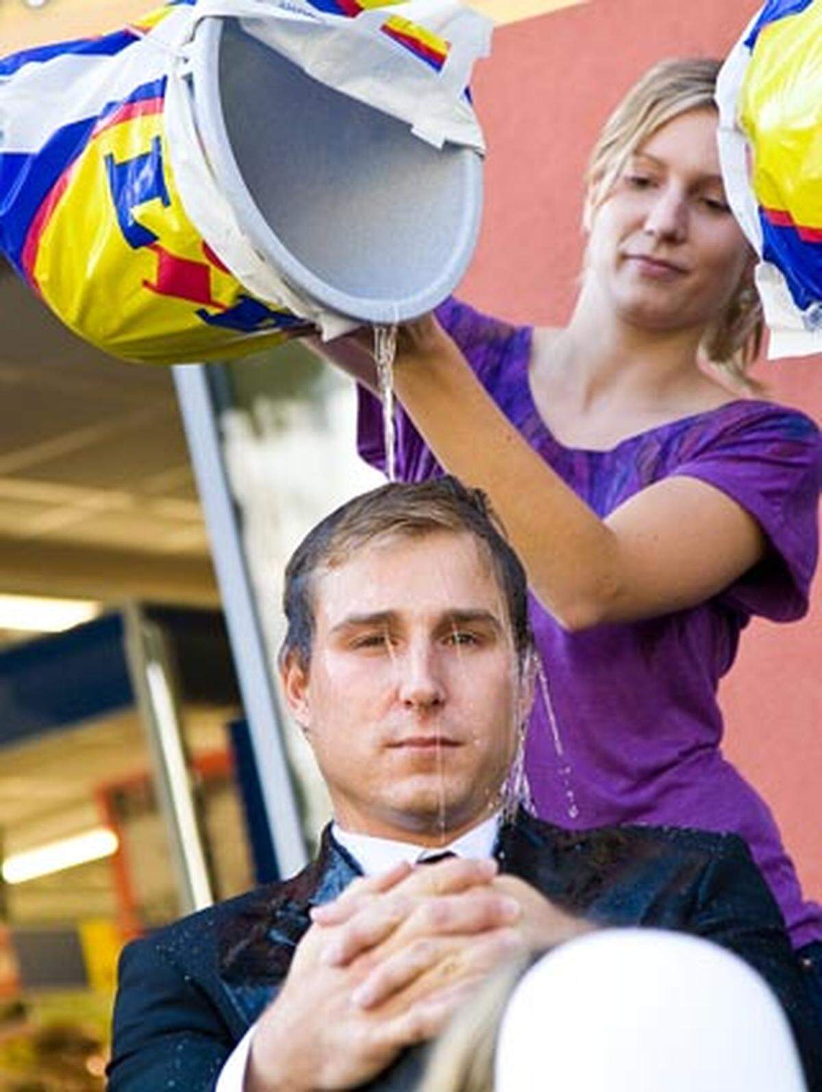 In Wien wurde als Lidl-Managern verkleideten Aktivisten der Kopf gewaschen.