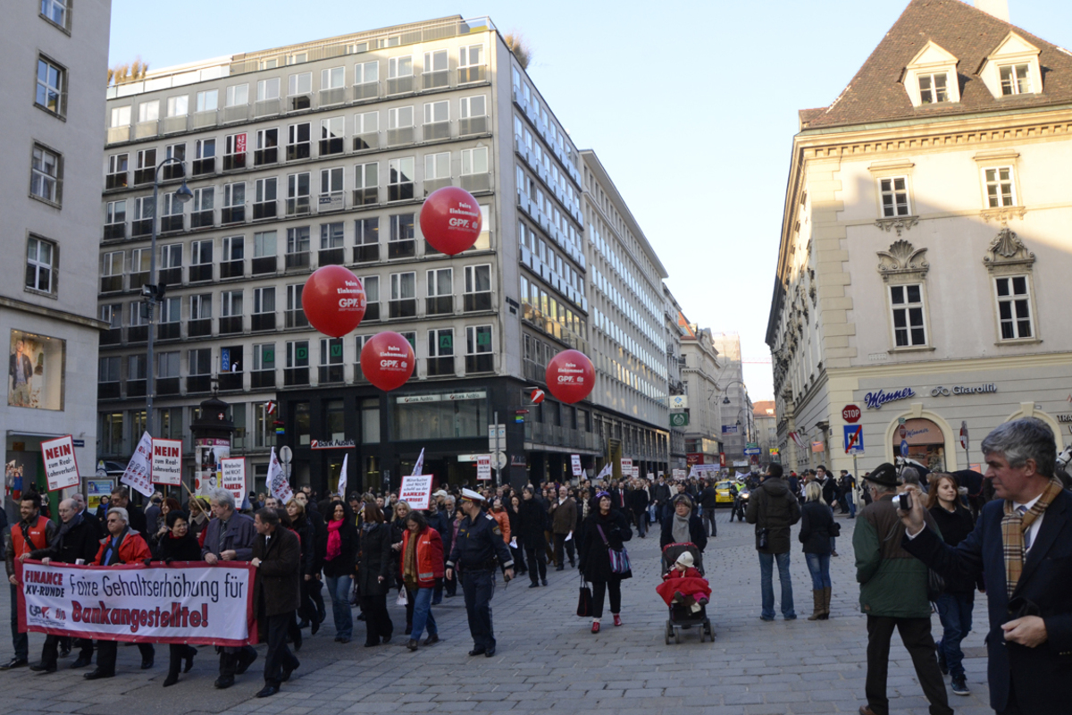 "Ein hoher Abschluss kostet Arbeitsplätze", das wäre die Drohung der Arbeitgeber, sagte Wolfgang Heinzl, der Verhandlungsleiter der Gewerkschaft. Er ließ diese Argumentation nicht gelten. Bereits jetzt käme es zu einem Jobabbau.