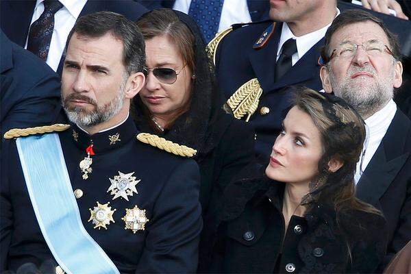 Der spanische Prinz Felipe und Prinzessin Letizia - im Hintergrund der spanische Premier Mariano Rajoy.