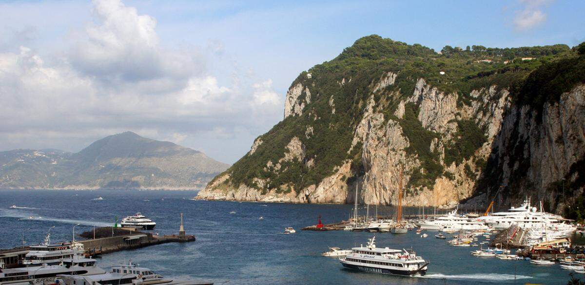 Die kleine italienische Insel Capri, die nur fünf Kilometer vom neapoletanischen Festland entfernt ist, zieht Jahr für Jahr die Promis an. Mit dabei etwa Kim Kardashian und Jessica Simpson.