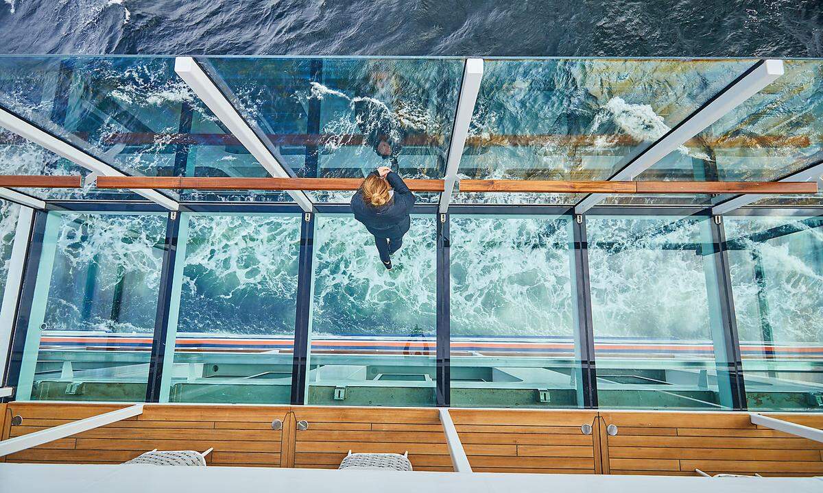 Eine der Besonderheiten der Hanseatic nature sind zwei ausfahrbare Glasbalkone. Überhaupt ist der Anteil von Freibereichen sehr groß für ein Expeditionsschiff. So gibt es etwa auch einen Umlauf am Bug, eine Art Logenplatz für Naturbeobachtungen.