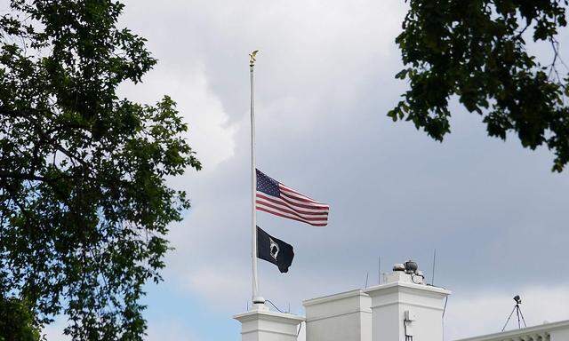 Auch im Weißen Haus hängt die Flagge auf Halbmast. 