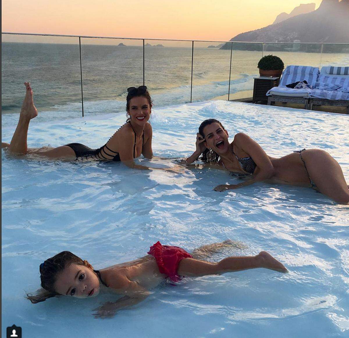 Alessandra Ambrosio ließ es sich in Rio de Janeiro gut gehen und besuchte dort auch die Show von Louis Vuitton.