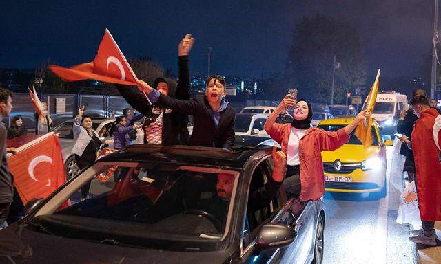 AKP- bzw. Erdoğan-Anhänger feierten am Abend auf den Straßen Istanbuls. Doch mit Fortdauer des Abends kam Ernüchterung.
