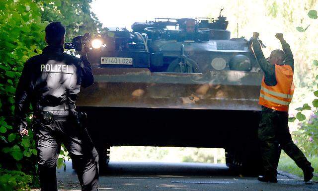 Ein Bergepanzer der Bundeswehr, der beim Abtransport eingesetzt wurde