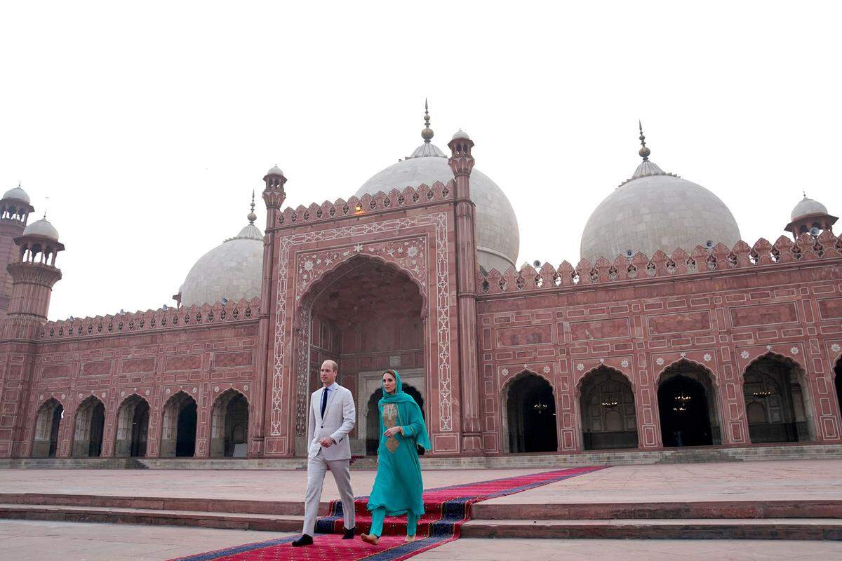 Danach besuchte das royale Paar die Badshahi-Moschee, die zweitgrößte Moschee Pakistans, eine von Lahores bekanntesten Wahrzeichen.