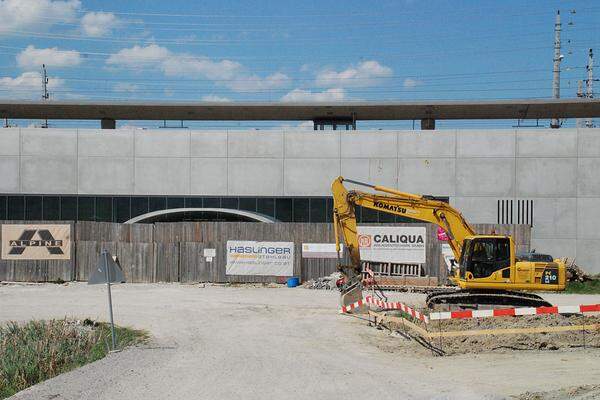 Der Rohbau des Überholbahnhofs wurde bereits im September 2006 fertiggestellt.