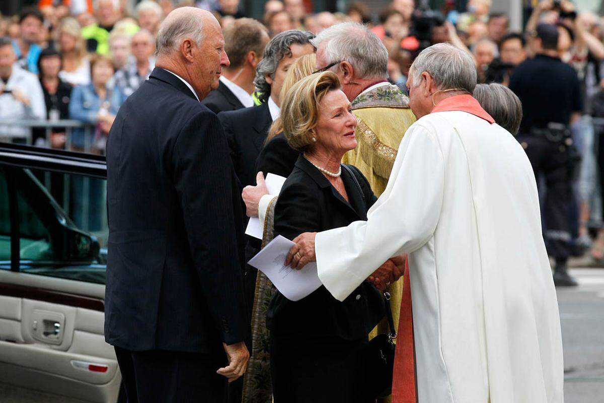 Auch König Harald nimmt an dem Trauergottesdienst teil, ...