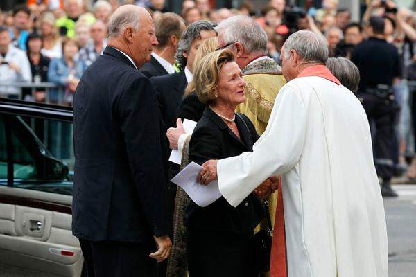 Auch König Harald nimmt an dem Trauergottesdienst teil, ...