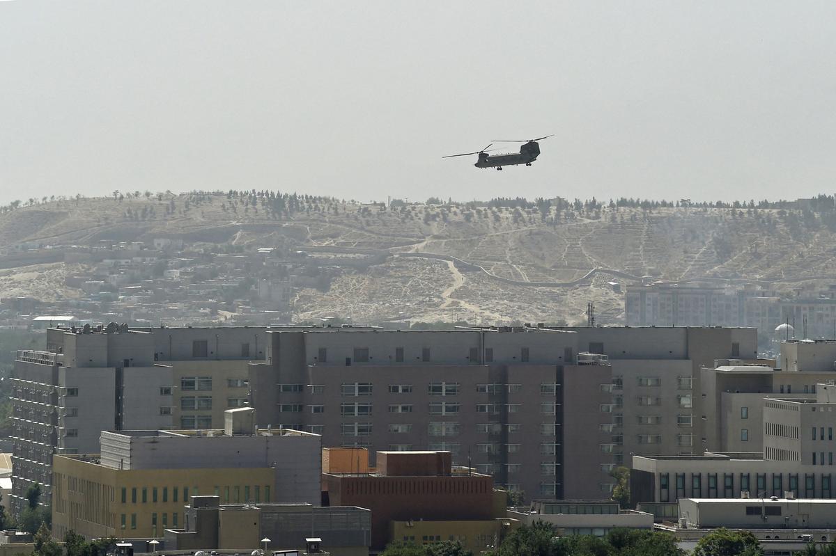 Ein US-Militärhubschrauber über der US-Botschaft in Kabul: Das Verteidigungsministerium hat die Zahl der US-Soldaten erhöht, die bei der Evakuierung der Botschaft in der afghanischen Hauptstadt helfen sollen.