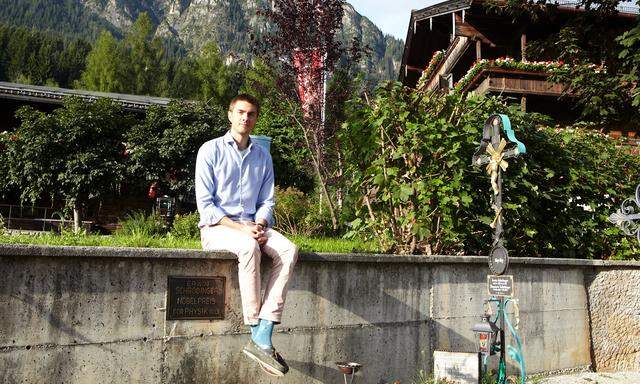 Der deutsche Physiker Jakob Hinney besuchte das Grab von Erwin Schrödinger und plauderte in Alpbach mit anderen Helden seiner Forschung.