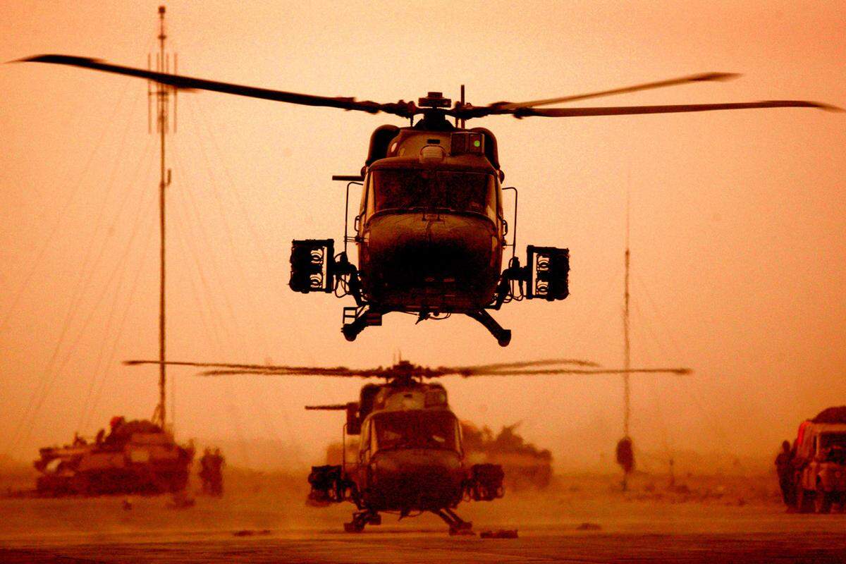 Lynx-Hubschrauer der US Army bestimmen lange den Himmel über der Hauptstadt Bagdad. Erst im Dezember 2011 kehren die letzten US-Soldaten dem Land den rücken und geben die Kontrolle gänzlich an lokale Kräfte ab.