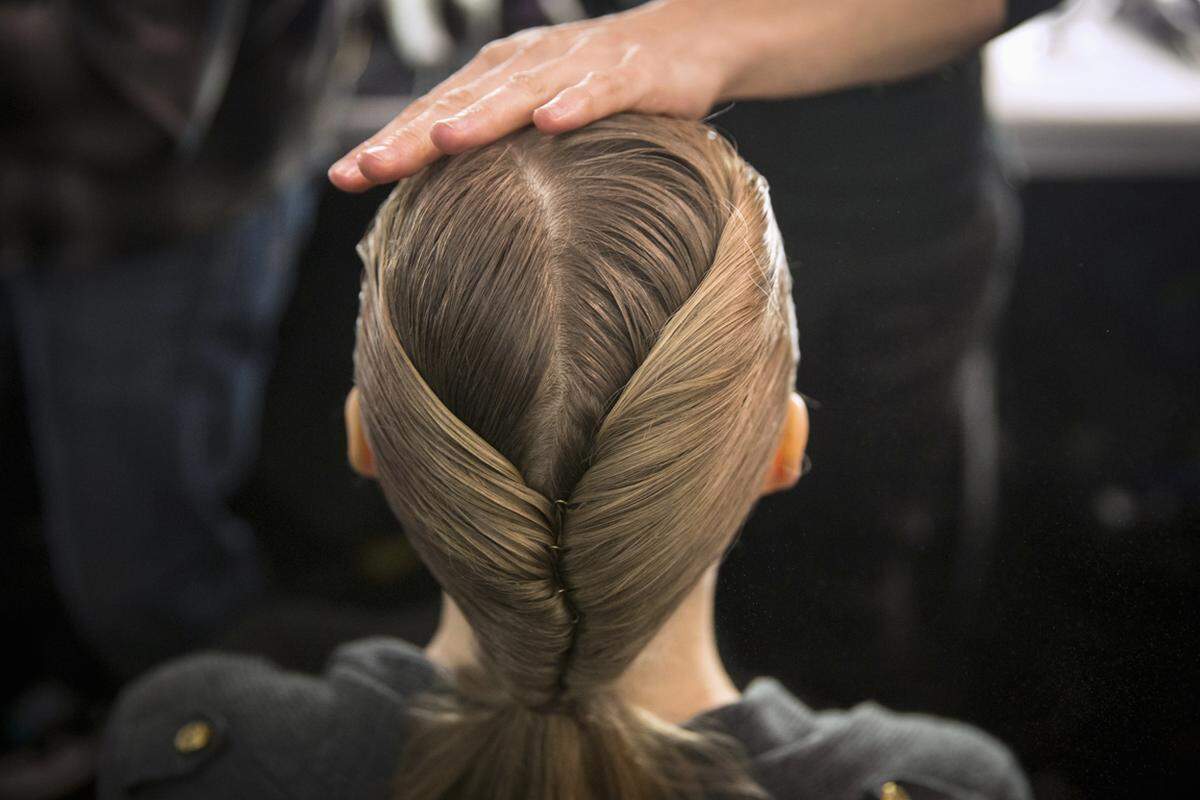 Für die Präsentation der neuesten Kleider von Herve Leger wurden die Rollen gesteckt, wer aber noch einen Haardreher (Stichwort: Topsy Tail Twister) aus den 90ern zuhause hat, bekommt die Frisur schneller hin.