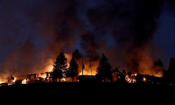 In der Stadt Santa Rosa wurde eine Ausgangssperre verhängt, um Plünderungen zu verhindern. In der Kleinstadt mit rund 175.000 Menschen brannten mehrere Wohngebiete ab. Gouverneur Jerry Brown erklärte für acht Gemeinden den Notstand.
