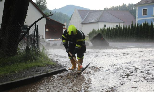 Gewitter und starke Regenfälle sorgten für zahlreiche Unwettereinsätze. Am Foto: In der steirischen Gemeinde Lobmingtal, Großlobming, bahnten sich die Wassermassen den Weg quer durch die Ortschaft. 