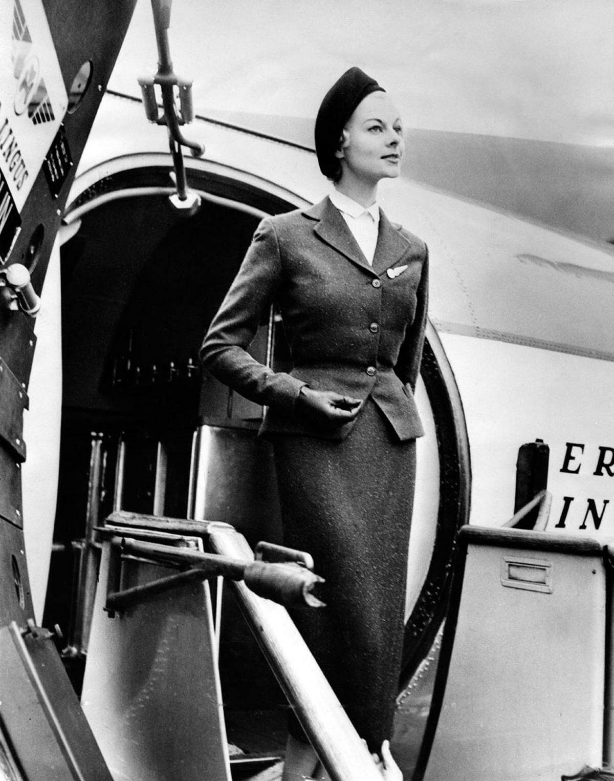 1957 trugen die Stewardessen der Aer Lingus zum ersten Mal Uniformen aus Tweed.