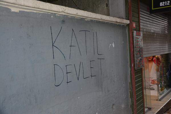 Während dem Katz-und-Maus-Spiel zwischen Demonstranten und Polizisten zwischen den engen Istanbuler Gassen blieb offenbar Zeit für spartanische Graffitis: „Der Staat ist ein Verbrecher“ steht etwa hier.