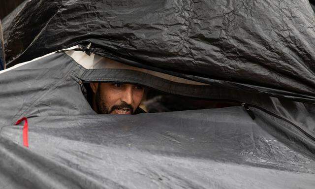 Ein Migrant am 25. September dieses Jahres in seinem Zelt nahe der serbischen Stadt Subotica an der Grenze zu Ungarn. [ Reuters/Marko Djurica]