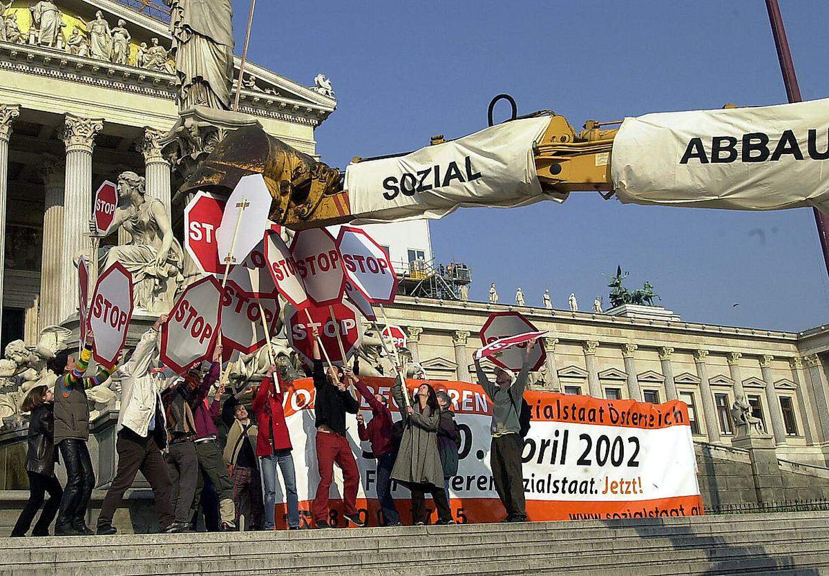 Das Volksbegehren Sozialstaat Österreich im Jahr 2002 richtete sich gegen die sozialpolitischen Pläne der Regierung Schüssel. 717.102 Österreicher unterschrieben die von der SPÖ unterstützte Initiative.
