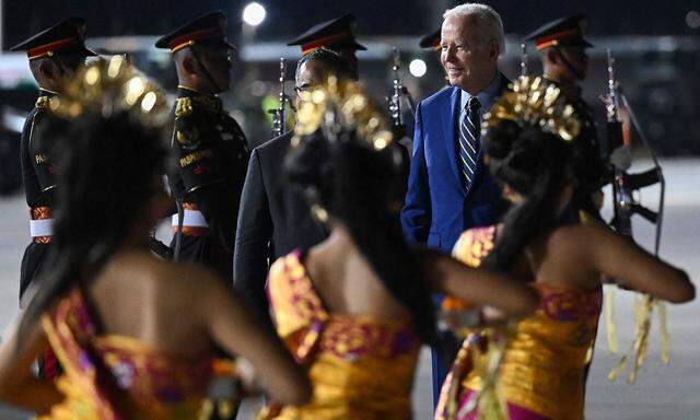Joe Biden bei seiner Ankunft auf Bali zum G-20-Gipfel.