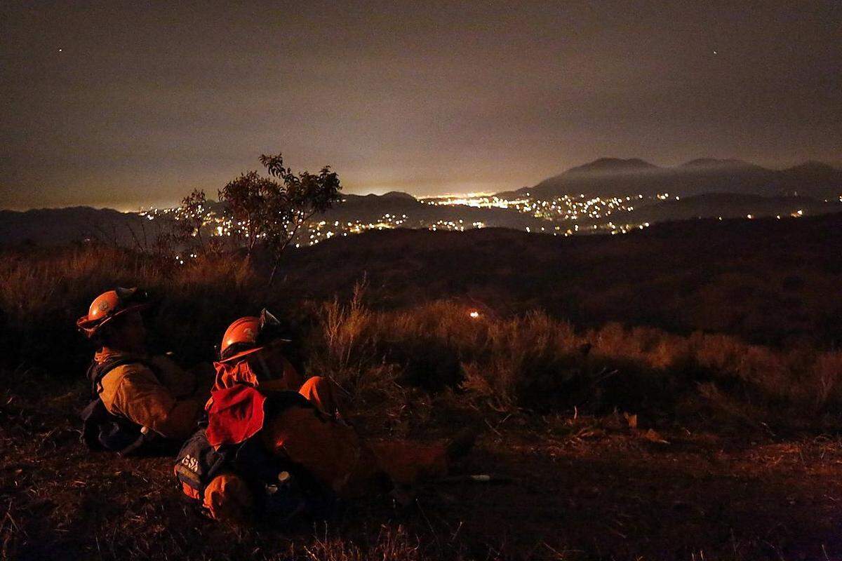 Die Helfer machten aber Fortschritte. Am Freitagabend (Ortszeit) war das Feuer im Bezirk Ventura, nordwestlich von Los Angeles, zu 20 Prozent eingedämmt. Die Feuerwehr hoffte auf kühleres Wetter am Wochenende.