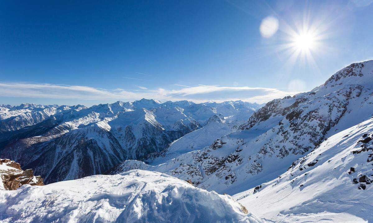 Das Thema Nachhaltigkeit ist auch in den Skigebieten angekommen: Etwa, was die Energieversorgung und die Wasseraufbereitung anbelangt. Viele setzen auf ökologisch verträgliche Bauten und forcieren die Anbindung an den öffentlichen Verkehr. Als „plastikfrei" kann sich das Skigebiet Pejo 3000 im Val di Sole in Trentino neuerdings bezeichnen – es ist das erste weltweit. Hier werden sämtliche Kunststoffprodukte verboten. In dieser Wintersaison müssen sich die Hüttenbetriebe im Skigebiet von Plastikbesteck, -gläsern, -flaschen und -verpackungen sowie von Einwegstrohhalmen verabschieden. Überhaupt wird im ganzen Tal ein umfassendes Nachhaltigkeitsprojekt umgesetzt, zumal es mit massiven Veränderungen konfrontiert ist: Wissenschaftliche Forschungen am Forni-Gletscher haben ergeben, dass dieser zwischen 131 und 162 Millionen Kunststoffteilchen enthält: Plastik, das im Laufe der Jahre auch in die Nahrungskette kommen kann.