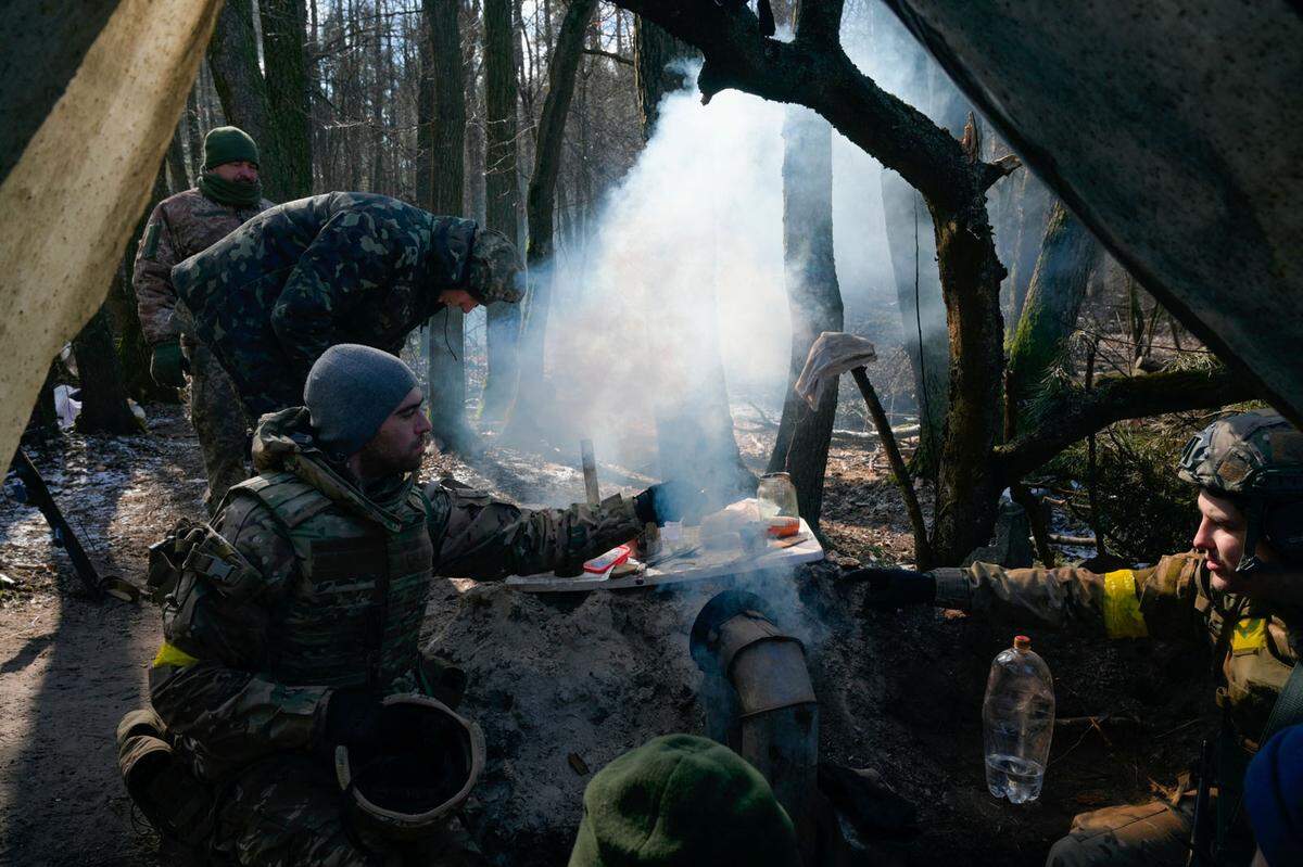 Ukrainische Streitkräfte bereiten Essen vor und kommen wieder zu Kräften.