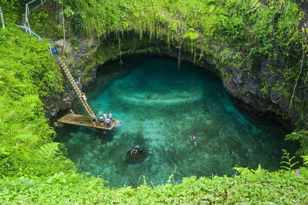 Umgangssprachlich wird die Badestelle im Südpazifik auch "The Big Hole" genannt. Um in dem blaugrünen Wasser baden zu können, muss man auf der Insel Upolu durch einen Wald wandern und dann auf auf einer steilen, 30 Meter langen Leiter nach unten klettern.