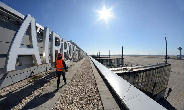 Sieht fertig aus, ist er aber nicht: Berlins neuer Flughafen (BER) erinnert derzeit an eine Geisterstadt.