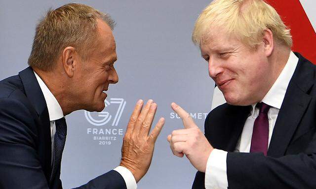 Ein Archivbild vom G7-Gipfel in Frankreich im August. Damals war die Stimmung zwischen Tusk (li.) und Johnson noch besser.