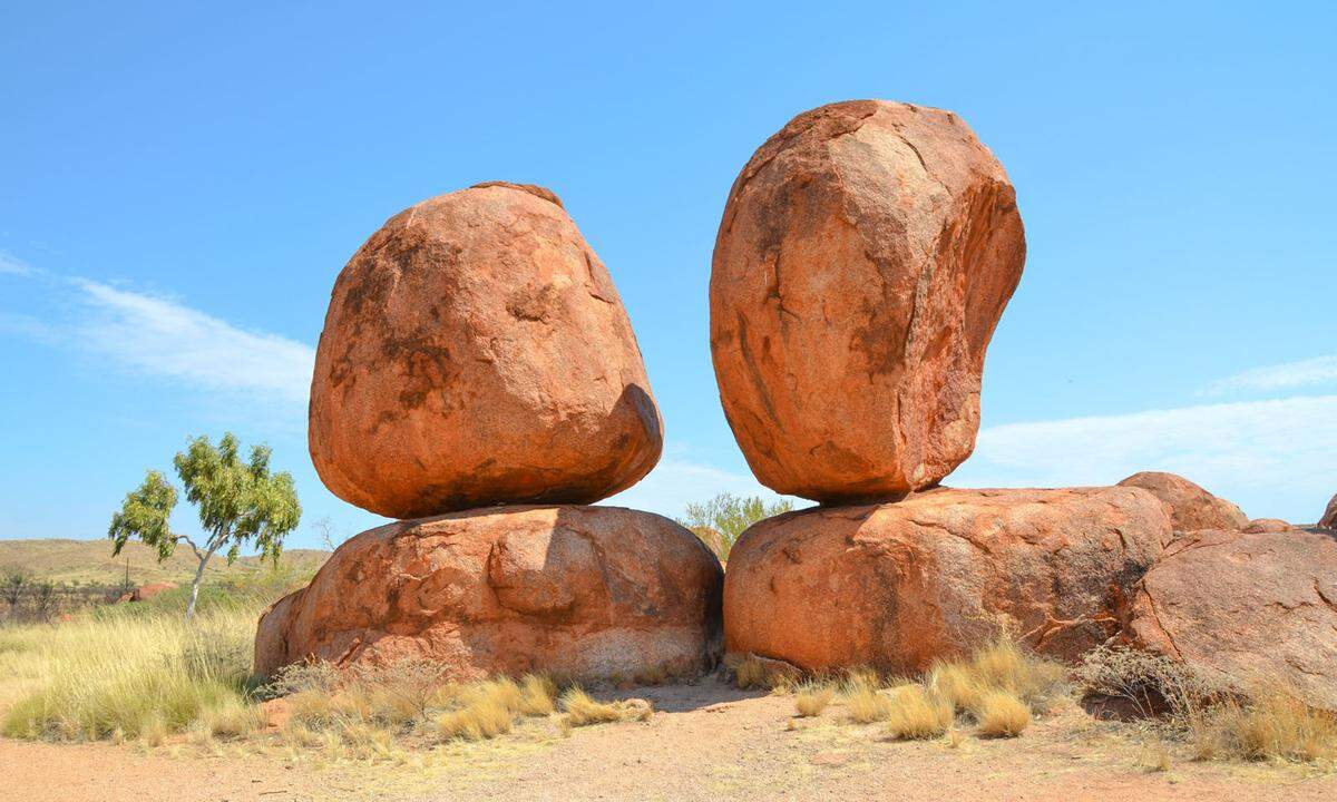 Karlu Karlu, auch bekannt als Karlwekarlwe oder Devil's Marbles sind riesige Granitfelsen 100 km südlich von Tennant Creek im Northern Territory in Australien. Entstanden sind sie über Jahrmillionen durch die Abschuppung der Steinoberfläche. Das Gebiet umfasst einige tausend rund geschliffene Felsen.