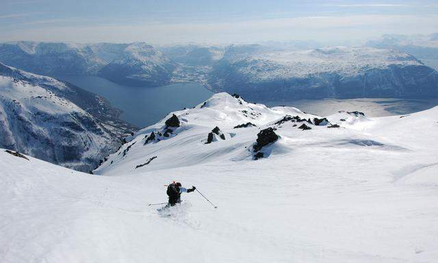 Wenig Piste, viel Terrain: Skifahren in Norge ist anders. Manchmal kommt man mit dem Schiff. Manchmal endet die Skitour am Meer.
