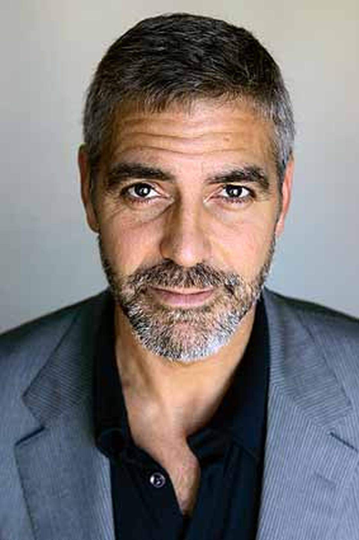 Vor hundert Jahren war er schon in Mode, "richtige Männer" haben ihn getragen um Respekt, Ansehen und Männlichkeit zu verbreiten.  Im Bild: George Clooney