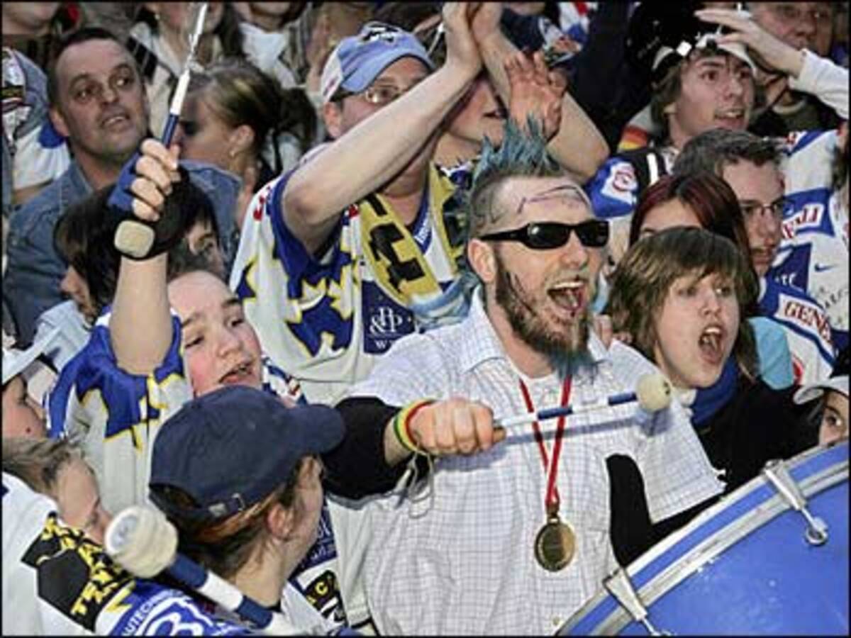 2. April Der VSV wird zum sechsten Mal österreichischer Eishockey-Meister. Die Kärntner setzen sich gegen die Red Bulls Salzburg 3:2 nach Verlängerung durch und entscheiden damit die "best of seven"-Finalserie 4:2 für sich.