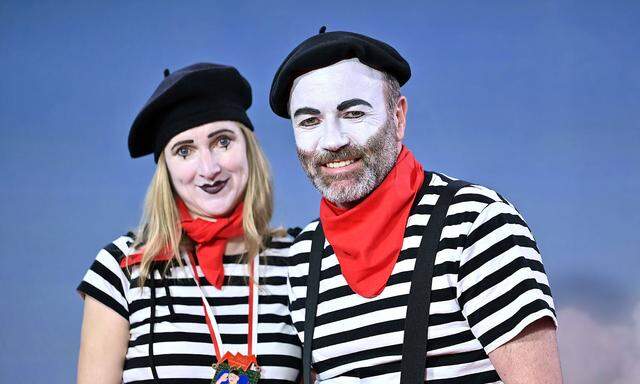 EU-Politiker Manfred Weber (CSU) mit seiner Ehefrau Andrea Weber kostuemiert als Pantomime bei der TV-Sendung Fastnacht i