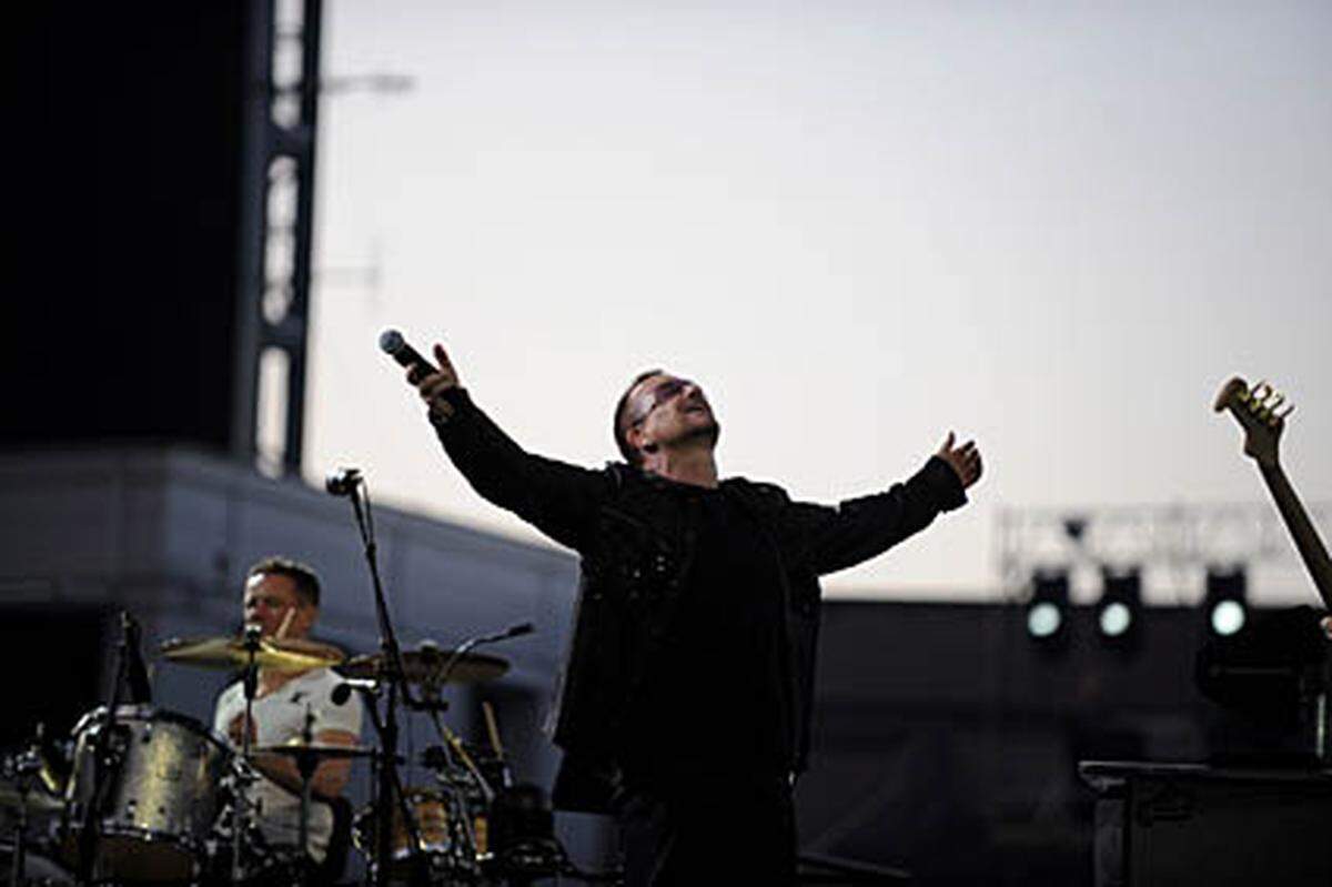Heimspiel hieß es für U2 beim Tour-Auftakt im Juli 2009: Sie spielten im Dubliner Stadion Croke Park. Die U2-Konzerte in Barcelona, Mailand, Paris, Nizza, Berlin und Amsterdam seien nur Proben für die drei Konzerte in Dublin gewesen, so Bono vor den Auftritten.