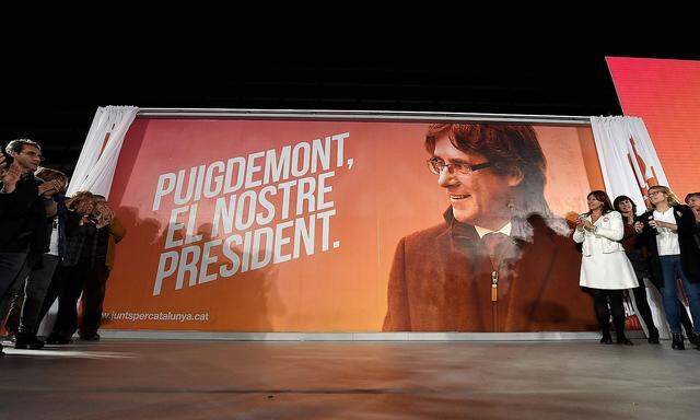 "Puigdemont, unser Präsident": Anhänger Puigdemonts präsentieren ein Plakat vor den Wahlen in Katalonien. 