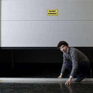 Schaut aus wie fotografiert irgendwo auf Wiens Straßen, ist es aber nicht: Sondern in Alfredo Barsuglias aktueller Ausstellung im Keller des BA-Kunstforums auf der Freyung. Titel: „Take on me“, nimm es mit mir auf, Realität . . .