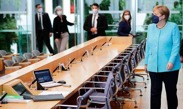 Angela Merkel nimmt zum letzten Mal zur traditionellen Pressekonferenz vor der Berliner Sommerpause Platz.