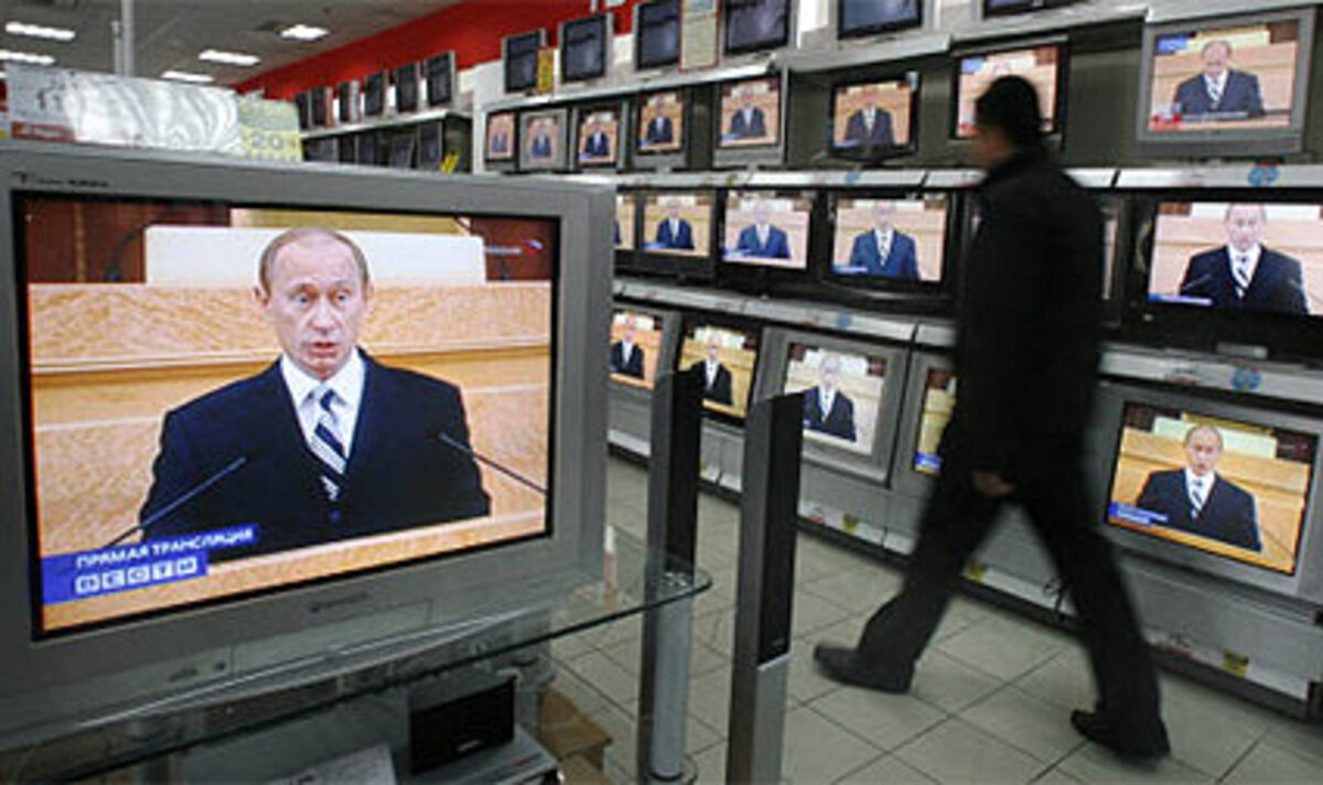 Er werde "bis zur letzten Minute Russland dienen", beendete Putin seine Ansprache. Die Zuhörer, unter ihnen wohl auch Putins Nachfolger, reagierten mit Standing Ovations.