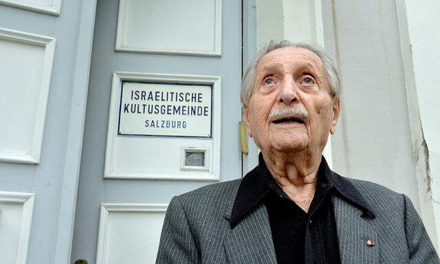 Von 1939 bis 1945 war Marko Feingold inhaftiert, u. a. in Auschwitz und Buchenwald. 