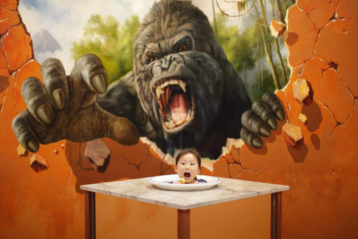 King-Kong "krallt" sich ein kleine Mädchen, ...