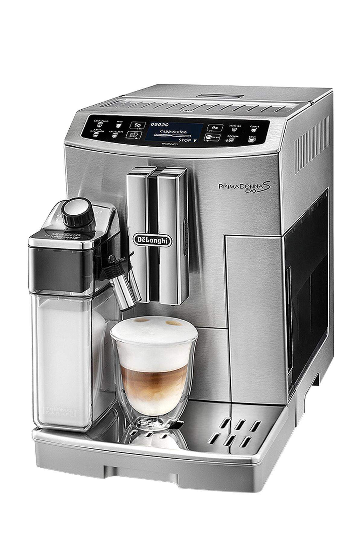 Mit der neuen Kaffeemaschine will De’Longhi die Balance zwischen Innovation und Tradition wahren. Neu überarbeitet ­wurde etwa das Design des Vollautomaten im Edelstahlgewand. Insbesondere punktet die „Prima Donna S Evo“ mit größerem Display und damit bequemerer Bedienung über spezielle Touchbuttons. Bei der Auswahl der zahlreichen Optionen oder bei eigenen Kaffeekreationen unterstützt zudem – wie könnte es heutzutage anders sein? – eine App. Ein nützliches Detail ist auch die doppelwandige Ausführung des Milchbehälters. Darin bleibt die Milch länger frisch, und die richtige Temperatur begünstigt die ideale Konsistenz des Milchschaums, die individuell geregelt werden kann. Milchbehälter und andere ­Zubehörteile sind im Geschirrspüler leicht zu reinigen. Die Maschine selbst verfügt über eine Autoclean-Funktion. Preis: 1300 Euro. www.delonghi.at