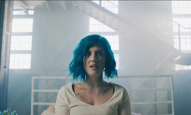 Screenshot aus dem offiziellen Video zu "Paper-thin".