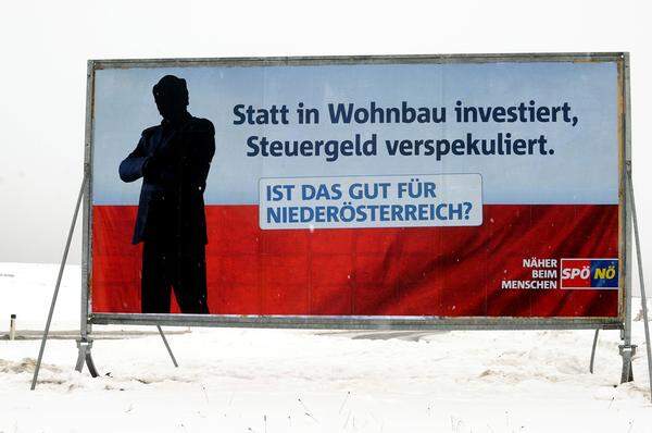 Die Sozialdemokraten haben im schwarzen Kernland seit jeher einen schweren Stand, diesmal aber mit dem Verspekulieren der Wohnbaugelder zumindest ein vielversprechendes Wahlkampfthema, das ebenfalls auf den Plakaten ausgeschlachtet wird - inklusive der Silhouette des Landeshauptmanns. Die SPÖ-Plakatkampagne "schwarzer Mann" gibt es auch mit den Slogans "Zu viel Macht in einer Hand" und "Viele sagen ganz zu Recht, nicht alles ist im Land gerecht".