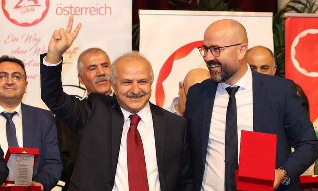 Mehmet Ali Çankaya (M.) mit dem Vorsitzenden der Föderation der Aleviten-Gemeinden in Österreich, Özgür Turak (r.).